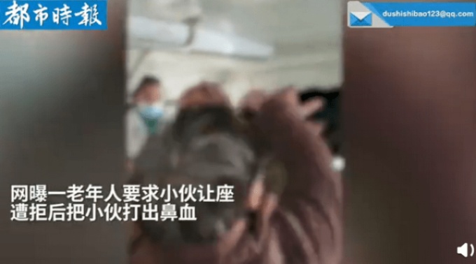 小伙因拒让座遭老人殴打口鼻出血，社会应重视公共道德与个人权益的平衡