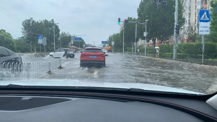 实拍唐山暴雨，开车如行船