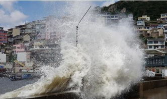 台风摩羯掀起的海浪威力无穷，两吨巨石也被轻易冲走