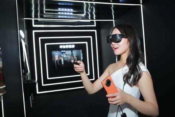 女生用华为三折叠实现裸眼3D，探索科技与视觉的交汇点