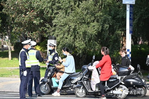 交警出新招，让市民骑车自觉戴头盔