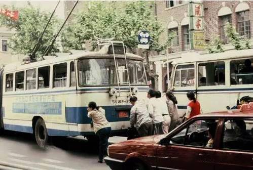 电车撞人路人施救反遭骂，社会救助的困境与反思